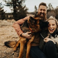 Untuk hewan kesayangan yang telah menemani dalam suka duka, kenapa tidak mengajaknya bergabung di foto prewedding? Foto: Dok. Junebug Weddings/Autumn Walker of Autumn Nicole Photography