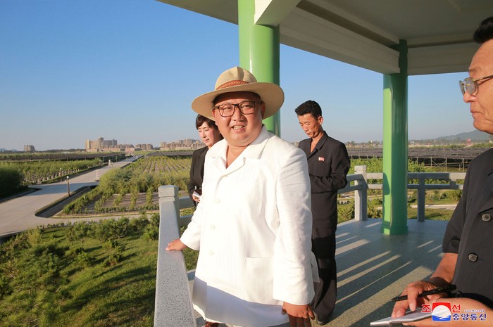 Begini Gaya Kim Jong Un Berkemeja Putih dan Bertopi Fedora