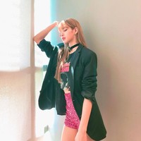 Lisa merupakan personel termuda dari girlband K-pop, BLACKPINK. Sebagai rapper, wanita berdarah Thailand ini punya gaya busana yang unik dan nyentrik. Foto: Instagram