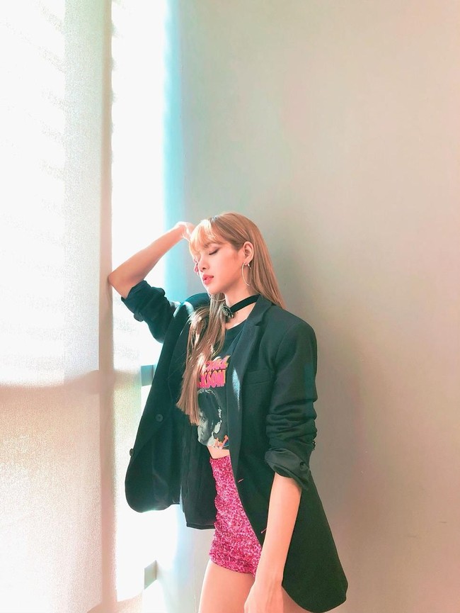 Lisa merupakan personel termuda dari girlband K-pop, BLACKPINK. Sebagai rapper, wanita berdarah Thailand ini punya gaya busana yang unik dan nyentrik. Foto: Instagram