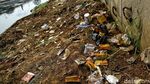 Sungai Kotor Lahan Bermain Kesukaan Anak-anak di Pinggiran Kota Jakarta