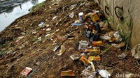 Sampah-sampah yang berserakkan di pinggir sungai pun menimbulkan bau yang tak sedap.