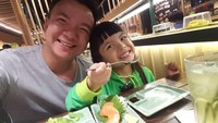 Dari unggahan foto Jerry ini terungkap kalau Shakira doyan banget sashimi salmon. Sushi date! My little lady is always a big fan of salmon, especially sashimiiiii, ujar Jerry. Foto: Instagram jerryaurum