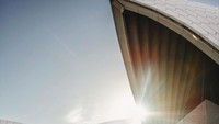 Berlatar Gedung Sydney Opera House, Adam mengabadikan kunjungannya di Sydney tahun 2017 lalu. Keren ya? (iamgalla/Instagram)