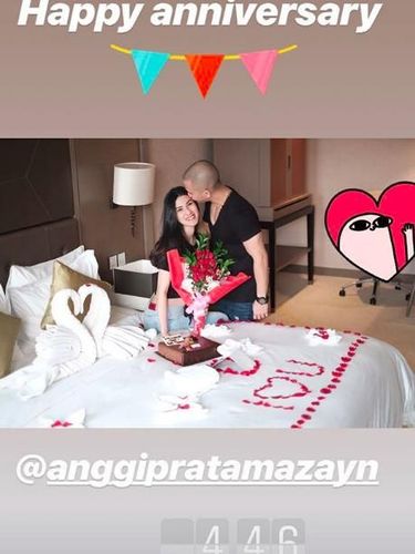 Sempat Bertengkar Hebat, Stevie Agnecya dan Suami Mesra Lagi