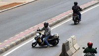 Seorang pemotor mutar balik lalu melawan arah.