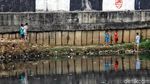 Sungai Kotor Lahan Bermain Kesukaan Anak-anak di Pinggiran Kota Jakarta