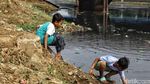 Sungai Kotor Lahan Bermain Kesukaan Anak-anak di Pinggiran Kota Jakarta