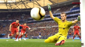 Tak seperti di dunia nyata yang kerap blunder, Loris Karius berhasil menyelamatkan gawangnya dari tembakan lawan. Foto: YouTube/officialpes