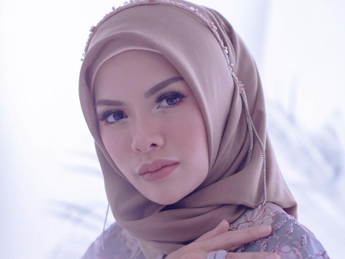 Gaya hijab Nikita Mirzani dan Fitrop saat Lebaran Idul Adha. Foto: Diera Bachir Gaya hijab Nikita Mirzani dan Fitrop saat Lebaran Idul Adha. Foto: Diera Bachir