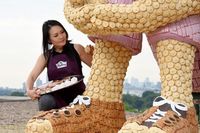  Patung  Kue  Setinggi 7 Meter di London Ini Dibuat Oleh 