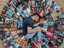 Super Kreatif! Pria Ini Bikin Foto Keren Pakai Susunan Buku