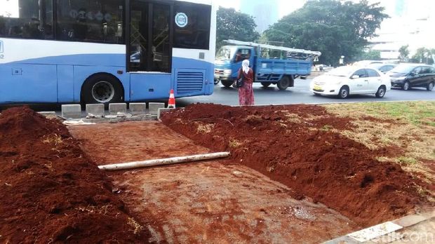 Lahan yang dikosongkan tak ditumbuhi rumput. 