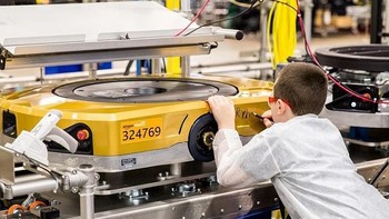 Bezos juga mendukung untuk anak-anak menjadi teknisi di masa depan. Ini adalah foto Ryan, anak berusia 9 tahun yang turut membantu membangun robot Gold milik Amazon. Foto: Instagram