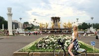 Saat Alisa Manyonok naik sepeda di Kota Moskow, Rusia. Sekalian promosi keindahan Moskow ya? (lis_manyonok/Instagram)