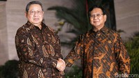SBY dan Prabowo bertemu untuk pertama kali membahas koalisi pada 24 Juli 2018. Keduanya mengenakan kemeja bermotif batik. Foto: Agung Pambudhy