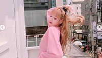 Hal itupun menjadi heboh hingga banyak netizen yang menolak Young Lex hadir di acara meet and greet bersama Lisa BLACKPINK. Dok. Instagram/lalalalisa_m