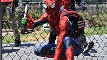 Banyak sekali cosplay Spiderman di Comic-Con 2018. Kalau yang satu ini sepertinya Spiderman yang terburu-buru dari sekolah untuk membela kebenaran ya. Foto: CNET