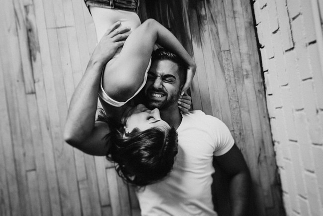 Tak perlu keluar rumah untuk mendapatkan foto indah. Pose berpelukan pun bisa tampak manis diambil dari angle berbeda. Foto: Dok. Junebug Weddings/Bethany Howarth of Bethany Howarth Photography