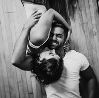 Tak perlu keluar rumah untuk mendapatkan foto indah. Pose berpelukan pun bisa tampak manis diambil dari angle berbeda. Foto: Dok. Junebug Weddings/Bethany Howarth of Bethany Howarth Photography