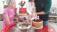 Kebahagiaan Jerry di hari ulang tahun makin lengkap karena ia memotong kue bareng Shakira. Tak lupa ditemani ibunda tercinta. Foto: Instagram jerryaurum