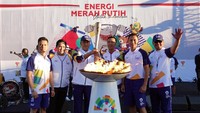 Selain Direktur Enterprise & Business Service Telkom Dian Rachmawan, turut hadir Mantan Atlet Bulu Tangkis Indonesia Sony Dwi Kuncoro, Menteri Pemuda dan Olah Raga RI Imam Nahrawi, Ketua DPR RI Bambang Soesatyo, Ketua INASGOC Erick Thohir dan Vlogger Arief Muhammad saat menyalakan obor dalam rangkaian acara Torch Relay Asian Games 2018 Jakarta-Palembang di Kawasan Garuda Wisnu Kencana, Bali (24/7). Foto: dok. INASGOC