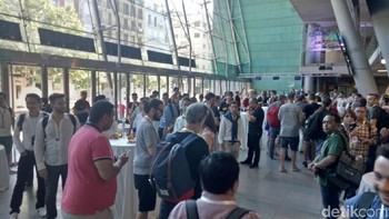 Keramaian pun tampak di dalam gedung. Tunggu informasi selanjutnya hanya di detikiNET. Foto: Dhani Irawan/detikcom