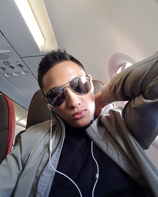 Satu lagi aksesori andalan Ferri: kacamata aviator yang dipakainya, baik acara formal maupun kasual. (Foto: Instagram/@ferriuno)