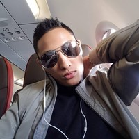 Satu lagi aksesori andalan Ferri: kacamata aviator yang dipakainya, baik acara formal maupun kasual. (Foto: Instagram/@ferriuno)