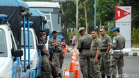 Satuan Polisi Pamong Praja DKI Jakarta melakukan penjagaan dan pengawasan dari keberadaan PKL liar, di kawasan Asia-Afrika Senayan, Jakarta.