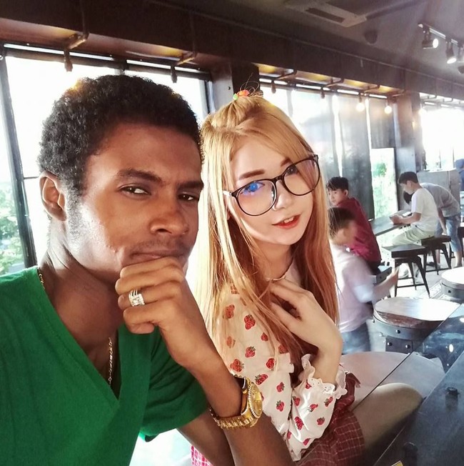 Sementara itu, suami Lucy, Pen yang memiliki kulit gelap. Banyak netizen menganggap jika suaminya tak pantas bersanding dengan Lucy karena perbedaan fisik yang sangat mencolok. Foto: Facebook