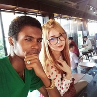 Sementara itu, suami Lucy, Pen yang memiliki kulit gelap. Banyak netizen menganggap jika suaminya tak pantas bersanding dengan Lucy karena perbedaan fisik yang sangat mencolok. Foto: Facebook