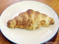 Simetri: Nyantai Sore Ditemani Cappuccino dan Quiche Daging Keju di Kafe Cozy