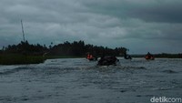 Pengemudi speedboat tampak lihai menghindari gelombang tinggi sehingga meminimalisir guncangan. Selain itu, para penumpang juga dibekali dengan jaket pelampung.