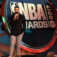 Masih dari ajang NBA Awards 2017, Drake tampil modis dalam balutan setelan berjas gaya kancing ganda (double-breasted). Gayanya semakin maksimal dengan dalaman turtle-neck. (Foto: Getty Images)