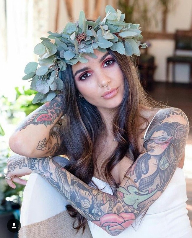 Diterangkan oleh Lilac Spawn, orang yang memuja setan dan seorang blogger, sejumlah tato milik Darylle memang berlambang setan. Namun Lilac tidak ingin memberi tanggapan lebih apakah Darylle menganut aliran setan. Foto: instagram (@daryllleee)