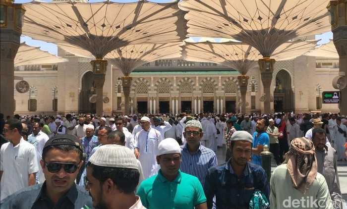 Jemaah Indonesia telah sampai di Madinah. Untuk berangkat ke Mekah, petugas menyiapkan 1.400 bus untuk mengangkut jemaah.
