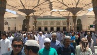 Beginilah suasana Masjid Nabawi setelah jemaah seluruh dunia berdatangan.