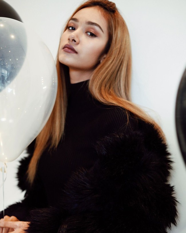  Wanita asal Myanmar ini kemudian memilih melepaskan gelar juaranya pasca ditawari melakukan operasi pembesaran payudara oleh pihak penyelenggara kontes kecantikan tersebut. Foto: Instagram