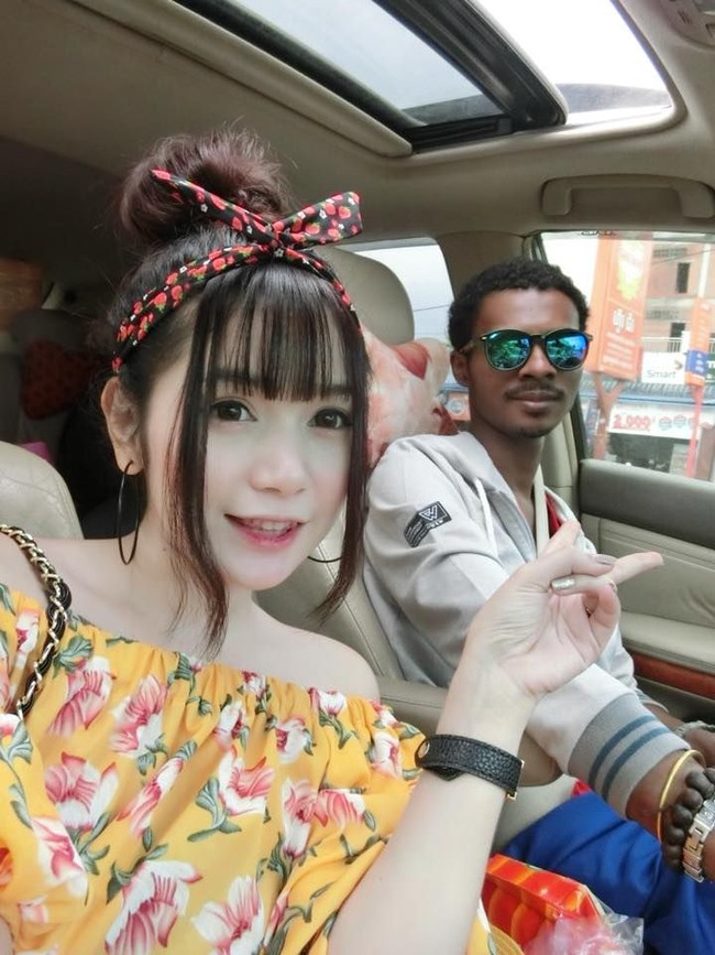 Cinta memang sejatinya tak memandang fisik semata. Hal itu lah yang terjadi oleh pasangan Lucy LuvElla dan Pen Visa. Foto: Facebook