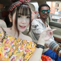 Cinta memang sejatinya tak memandang fisik semata. Hal itu lah yang terjadi oleh pasangan Lucy LuvElla dan Pen Visa. Foto: Facebook