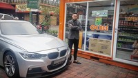 Berdiri di depan supermarket buatan Anies Baswedan dan Sandiaga Uno. Ferri mengingatkan pentingnya untuk terus berusaha. Foto: Instagram @ferriuno