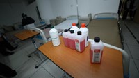 Di lantai ruangan KKHI terdapat empat garis untuk memudahkan tenaga medis mendorong pasien yang membutuhkan tindakan. Garis merah untuk pasien risiko tinggi, hijau pasien ringan-sedang, kuning untuk gawat tapi tidak darurat, merah pasien gawat darurat, dan hitam pasien yang telah meninggal.   