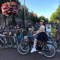Masih di Belanda, kali ini Zaskia Gotik bergaya di kota sepeda Amsterdam. Rok mini dan kaus putih serta tas Hermes masih menjadi gaya andalannya. Namun kali ini sepatu boots digantinya dengan sneakers Fila. Dia juga melengkapi gaya casualnya dengan kaus kaki dan topi Gucci. Dalam situs resmi Gucci, topi jenis baseball hat with Gucci headband berwarna hitam dan putih itu dibanderol seharga Rp 5 jutaan. Foto: Instagram
