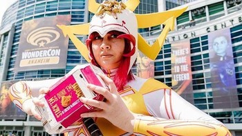 Hela yang ini beda dari biasanya yang identik dengan kostum hijau. Cosplayer Crylo Gwen menggabungkan Hela dengan salah satu fast food burger AS In&Out. Kreasinya ini disebut Hela In&Out. Foto: Instagram @McVengers