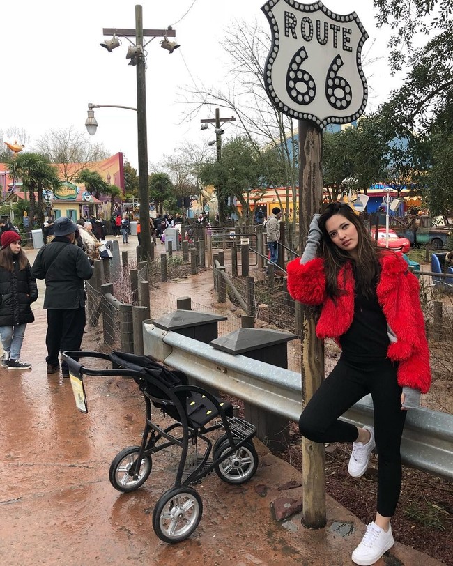Migrain pose bisa dilakukan kapan saja dan di mana saja. Seperti Nia Ramadhani yang memadukan dua pose yang sedang tren yaitu migrain pose dan barbie feet saat bergaya di sela liburannya ke Disneyland beberapa waktu lalu. Foto: Instagram
