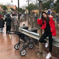 Migrain pose bisa dilakukan kapan saja dan di mana saja. Seperti Nia Ramadhani yang memadukan dua pose yang sedang tren yaitu migrain pose dan barbie feet saat bergaya di sela liburannya ke Disneyland beberapa waktu lalu. Foto: Instagram