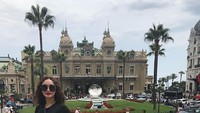 Ia juga pernah kunjungi Monte Carlo Casino, Monaco lho. Stylish ya? Foto: Dok. Instagram/zaskia_gotix