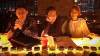 Makan malam bersama kedua sahabat, Ferri memilih minuman dingin segar selagi menunggu menu makan malam mereka tiba. Foto: Instagram @ferriuno