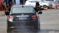 Digambarkan ada teroris yang menyerang.